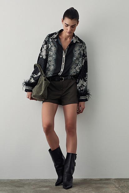 Printed shirt with feathers
