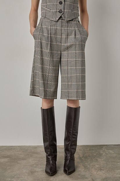 Plaid bermudas with pleats