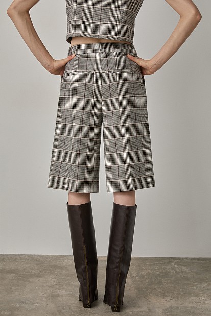 Plaid bermudas with pleats