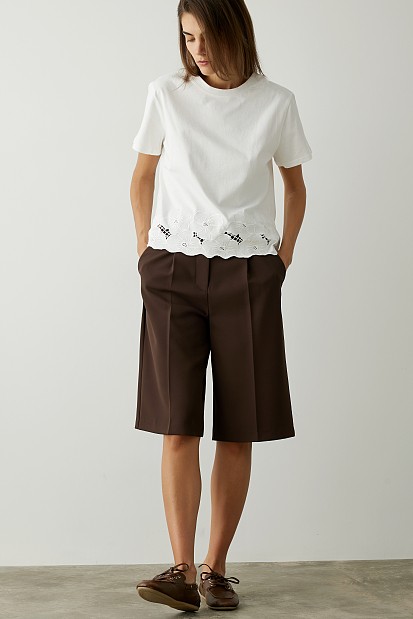 Bermuda shorts with pleat