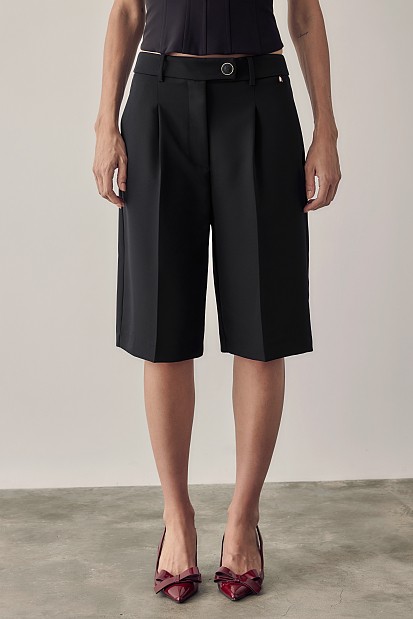 Bermuda shorts with pleat