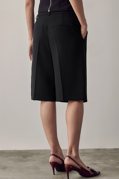 Bermuda shorts with pleat