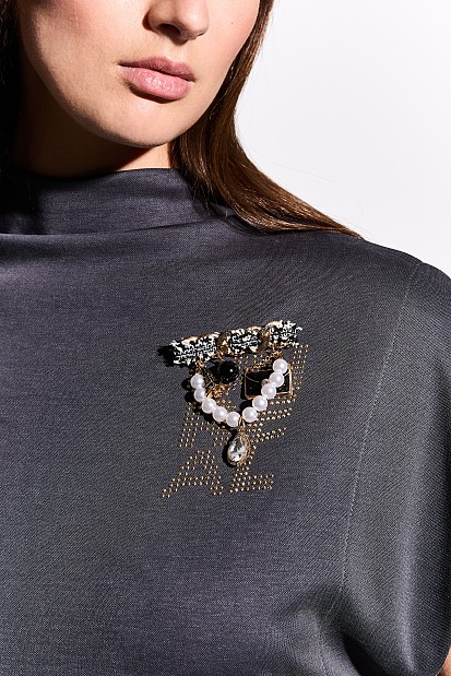 Short sleeves blouse with pin