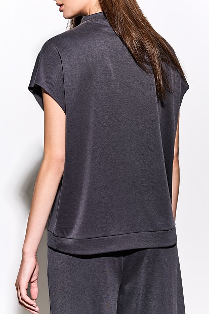 Short sleeves blouse with pin