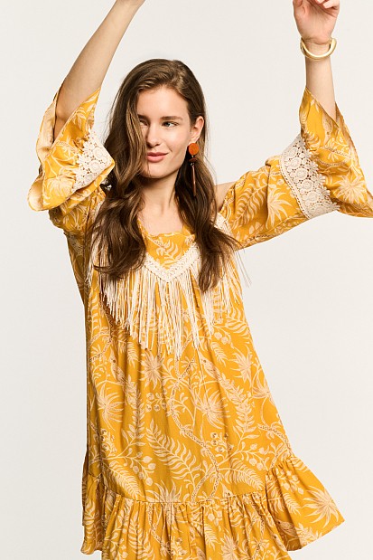 Vestido mini estampado con detalles de flecos y volantes
