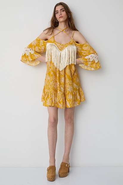 Vestido mini estampado con detalles de flecos y volantes