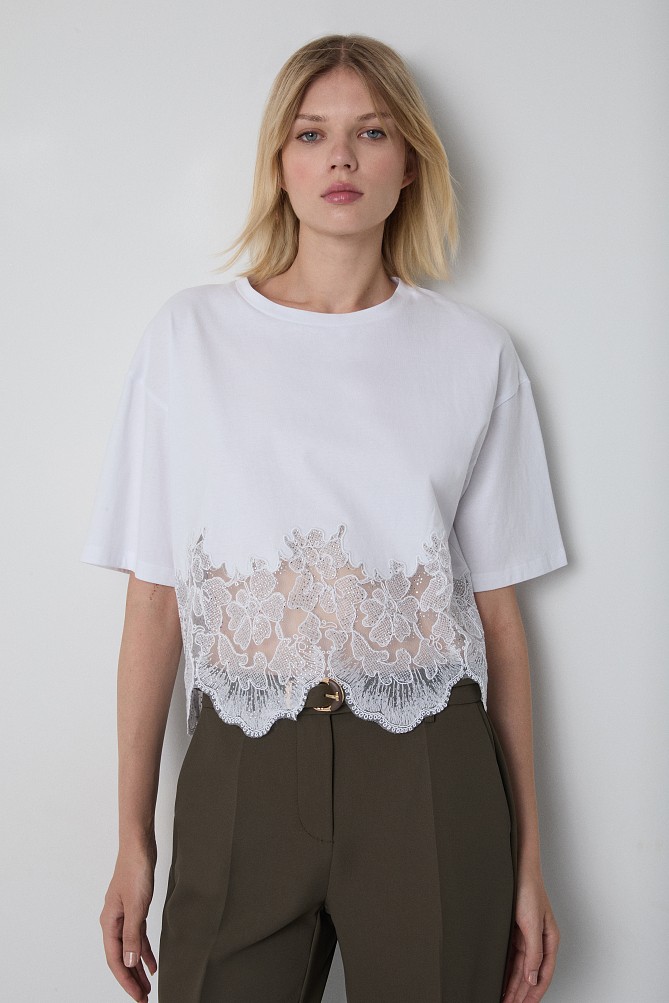 Short-sleeve blouse with lace and rhinestones