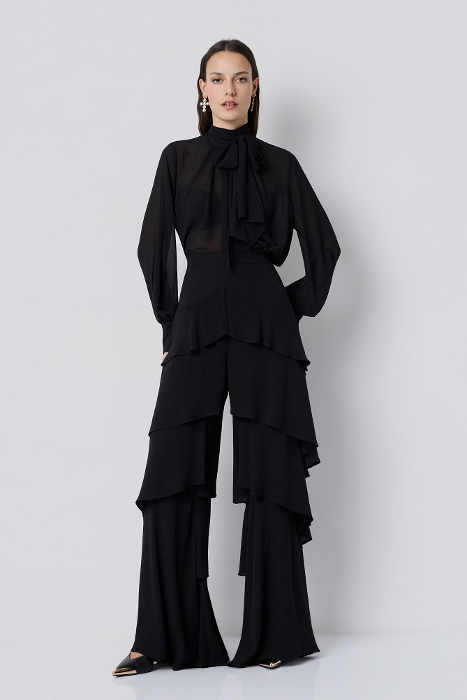 Muslin blouse with a tie-neck detail