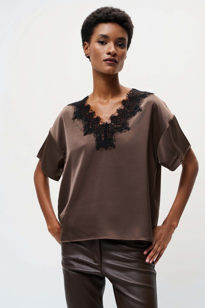 Shortsleeve blouse with lace