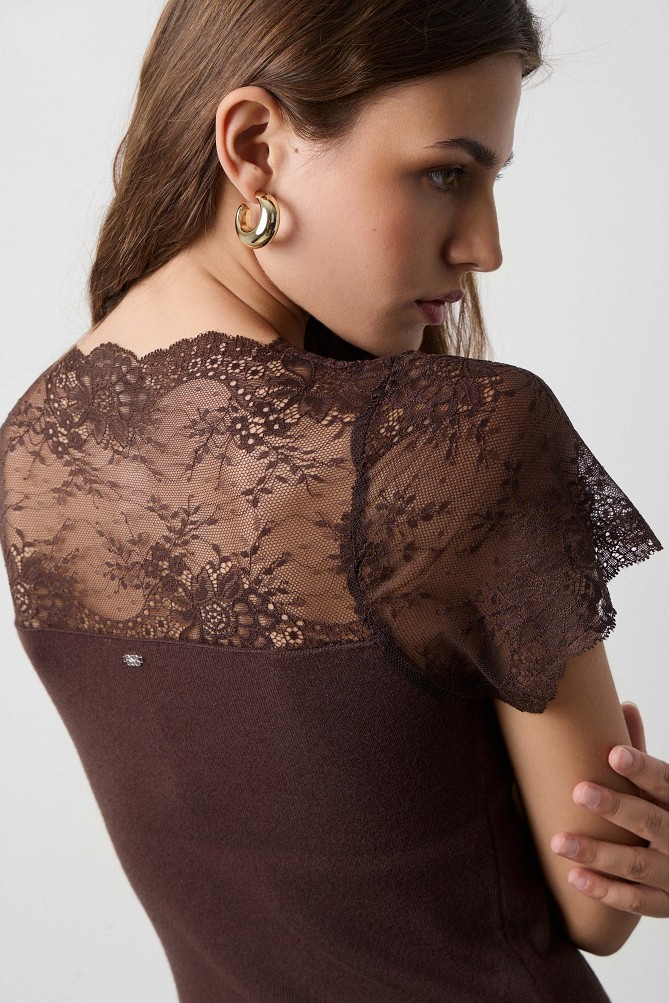 V-neck blouse with lace