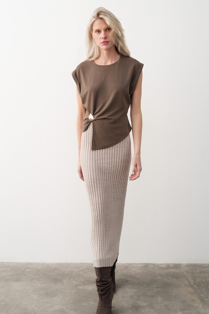 Sleeveless top with a metallic buckle