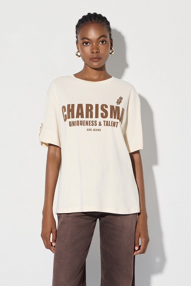 Camiseta estampada con detalles decorativos