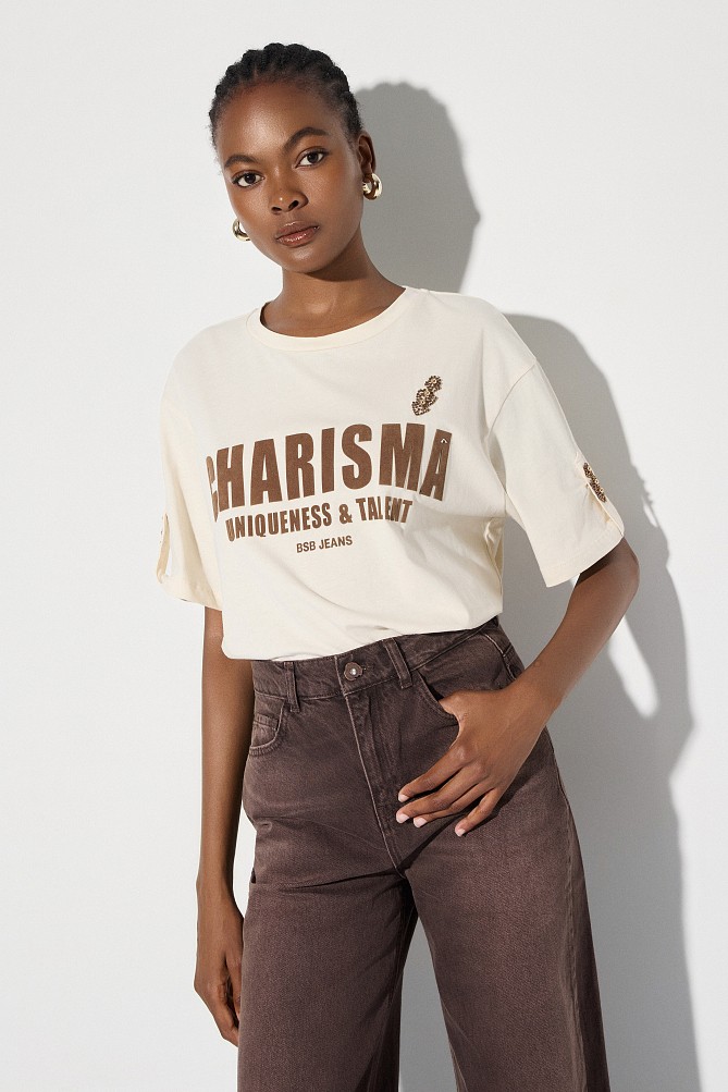 Camiseta estampada con detalles decorativos