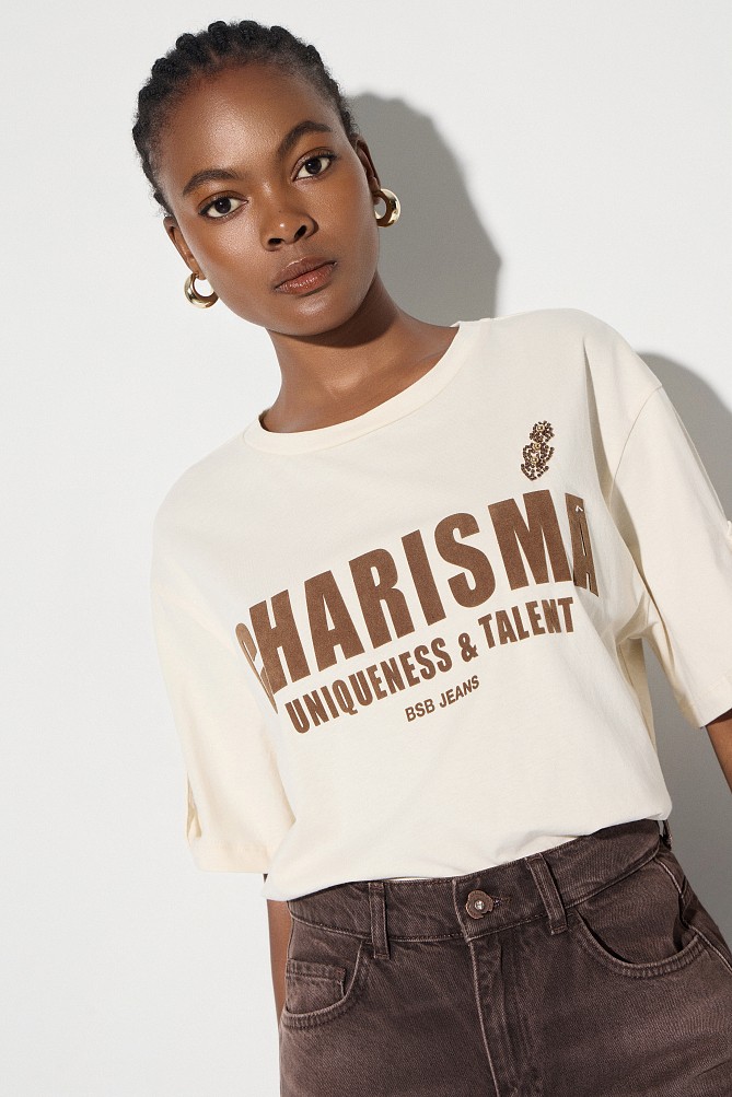 Camiseta estampada con detalles decorativos