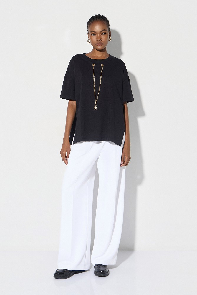 Blusa con una cadena colgante decorativa