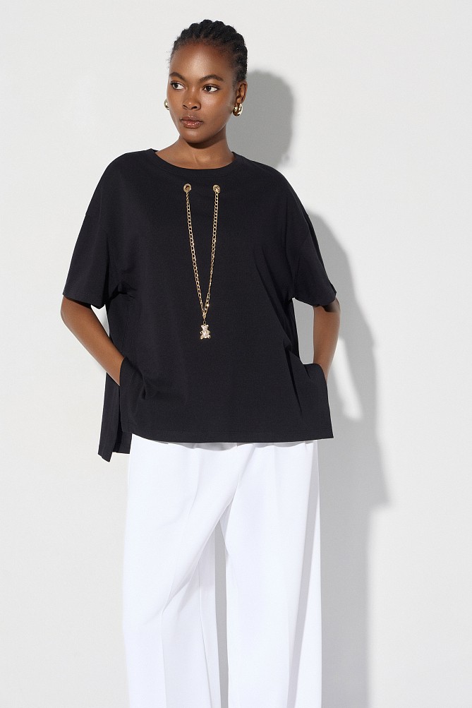 Blusa con una cadena colgante decorativa