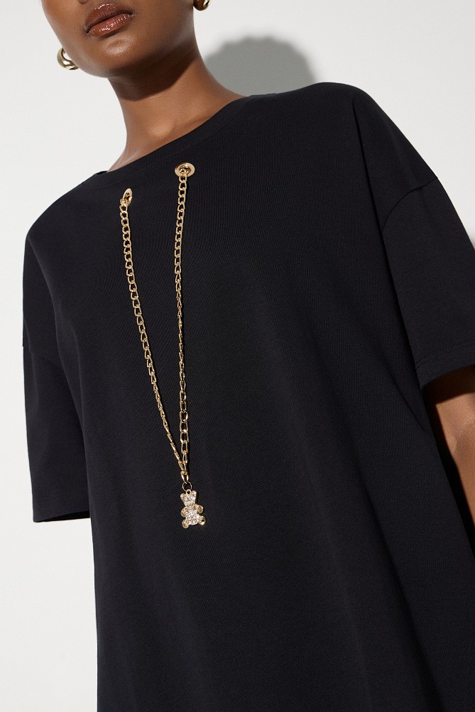 Blusa con una cadena colgante decorativa