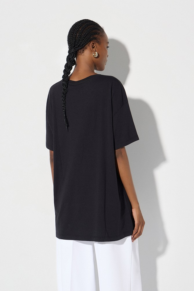 Blusa con una cadena colgante decorativa