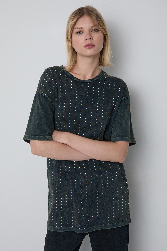 Camiseta larga con adornos de pedrería