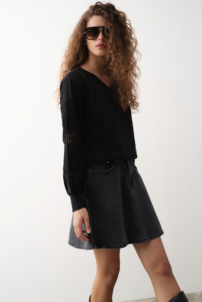 Sweatshirt with lace