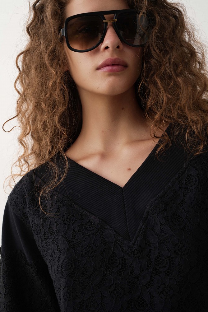 Sweatshirt with lace