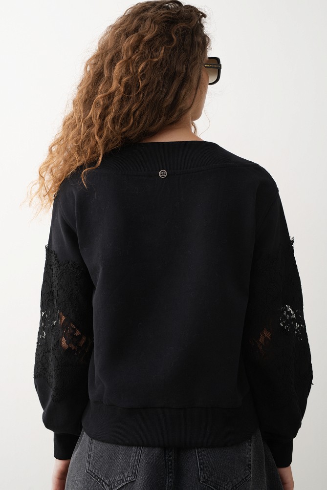 Sweatshirt with lace