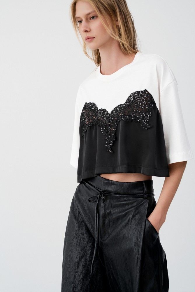 Short-sleeve crop top with mixed fabrics