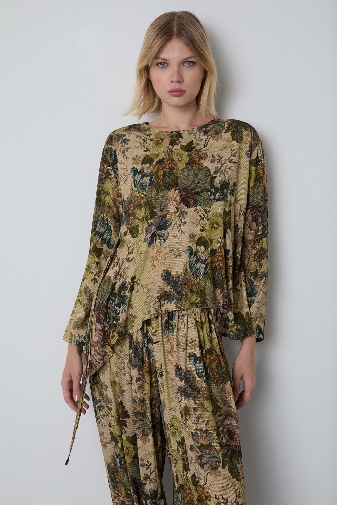 Floral blouse with an asymmetrical hem
