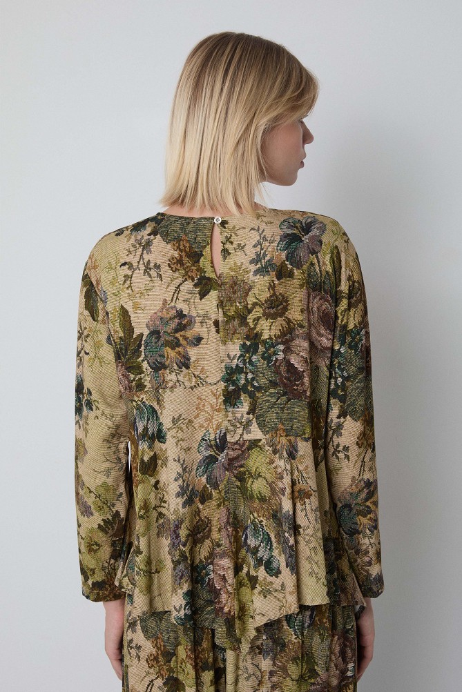 Floral blouse with an asymmetrical hem