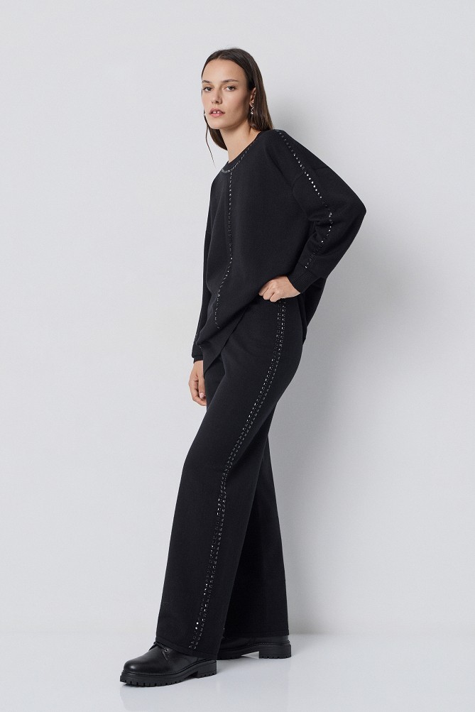 Knitted trousers with side snap buttons