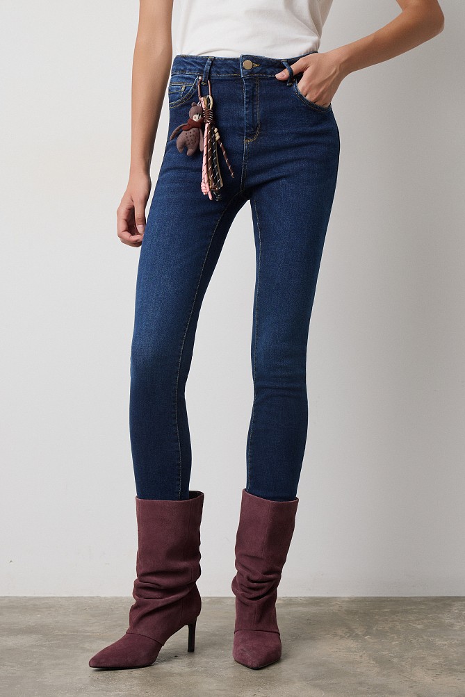 Selena skinny jeans with a decorative detail