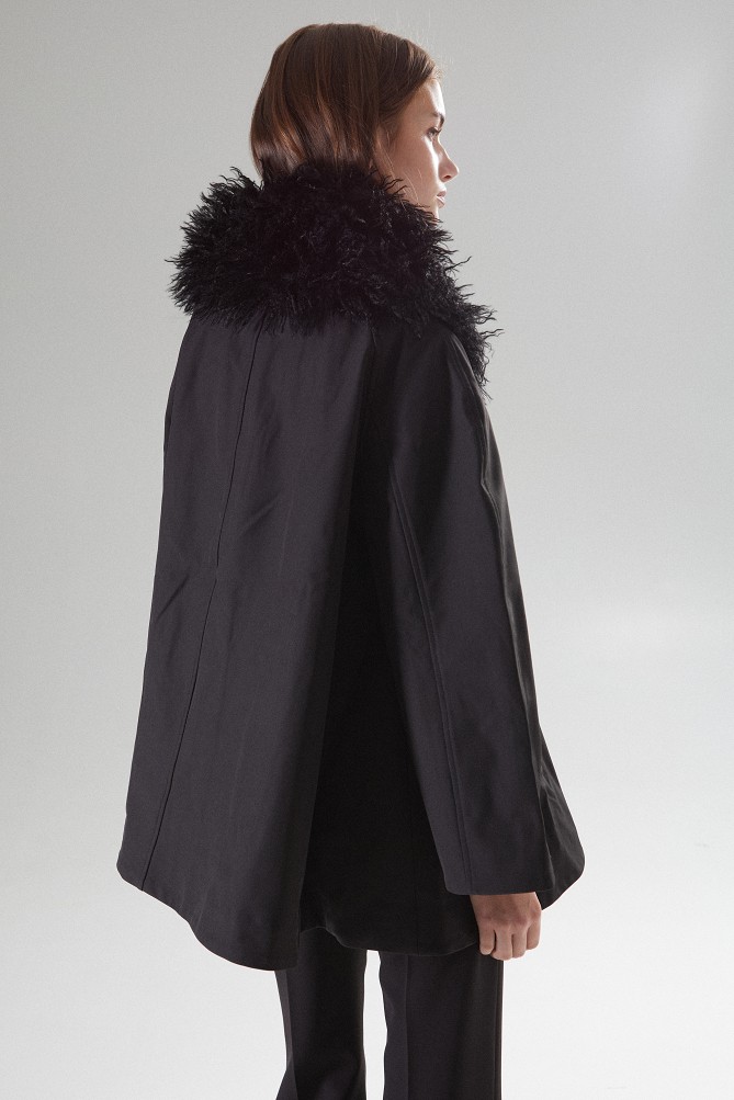 Coat with detachable faux fur