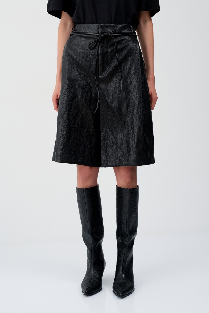 Leather-effect bermudas