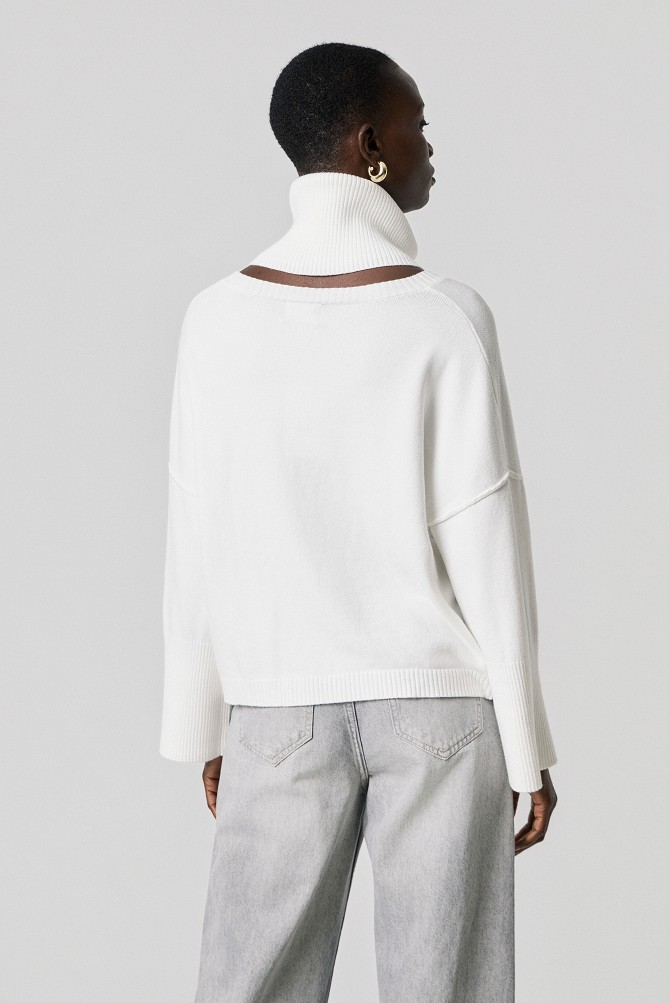 Sweater with a detachable collar