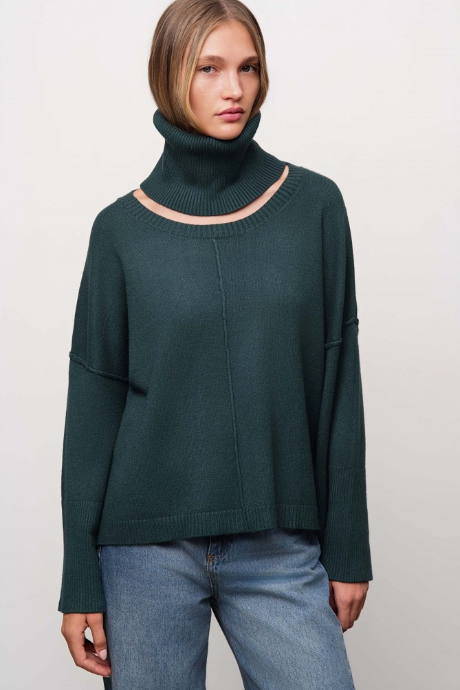 Sweater with a detachable collar