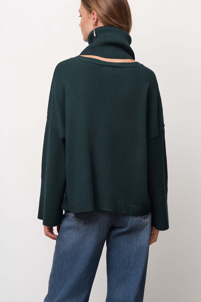 Sweater with a detachable collar