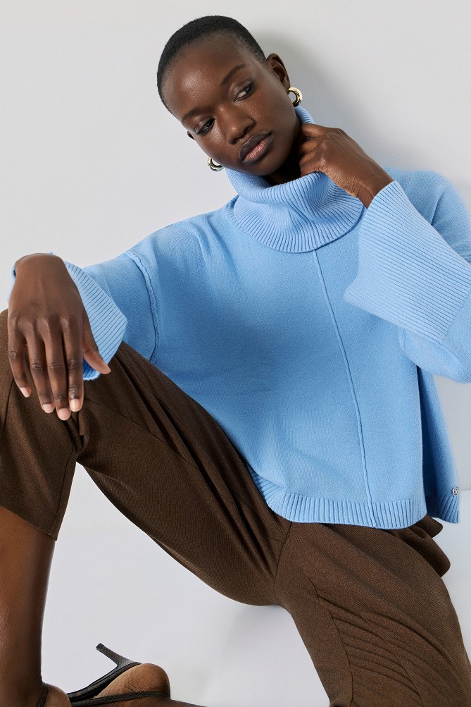 Sweater with a detachable collar