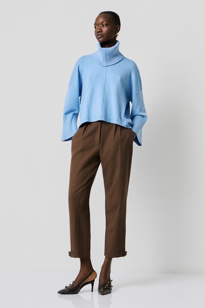 Sweater with a detachable collar