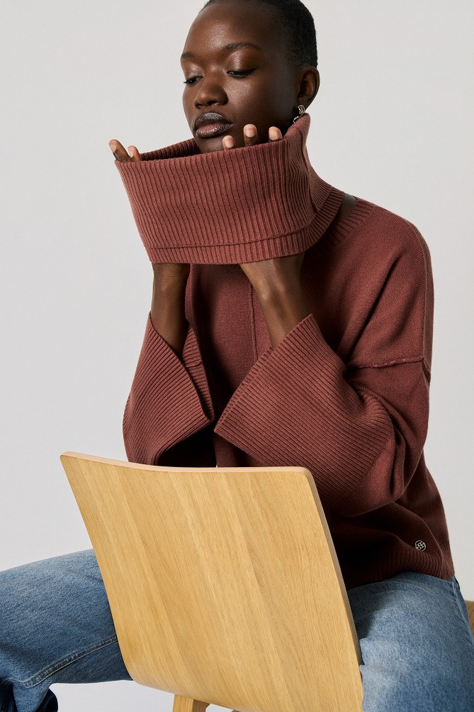 Sweater with a detachable collar