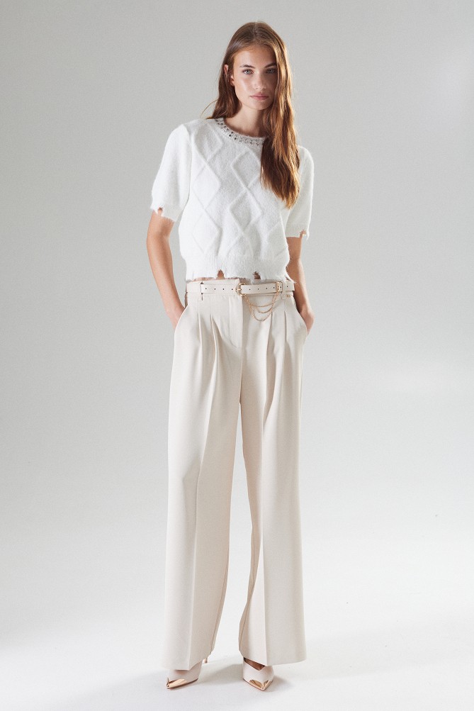 Short-sleeved knitted sweater with embellished stones