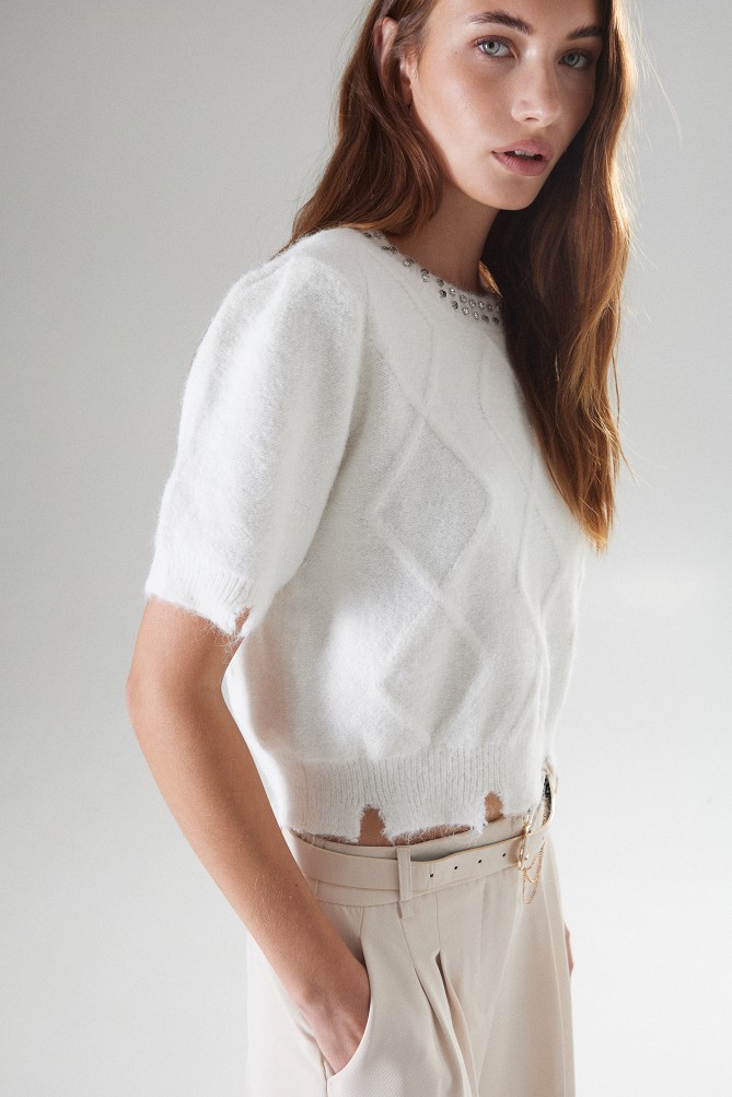 Short-sleeved knitted sweater with embellished stones