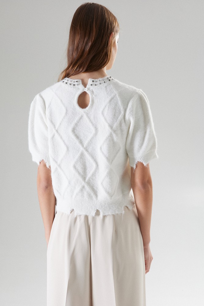 Short-sleeved knitted sweater with embellished stones