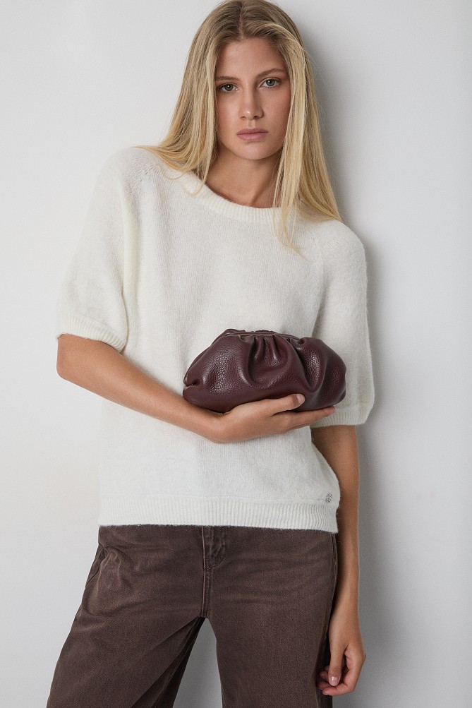 Bolso de mano de cuero con diseño fruncido