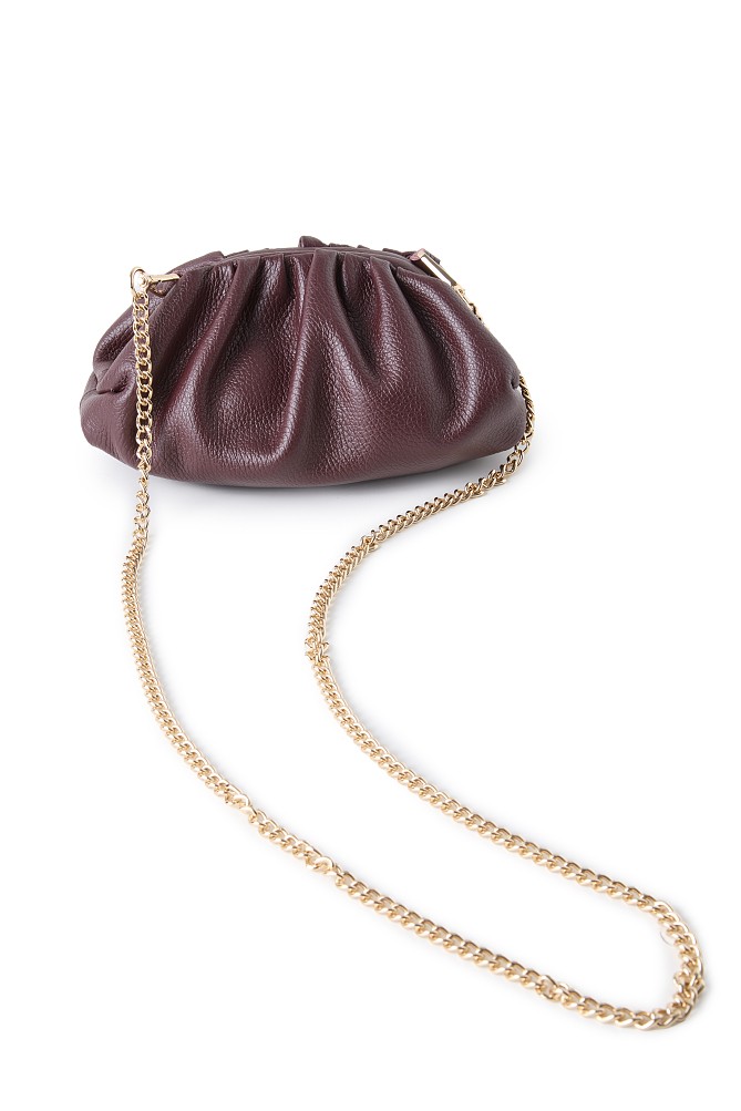 Bolso de mano de cuero con diseño fruncido