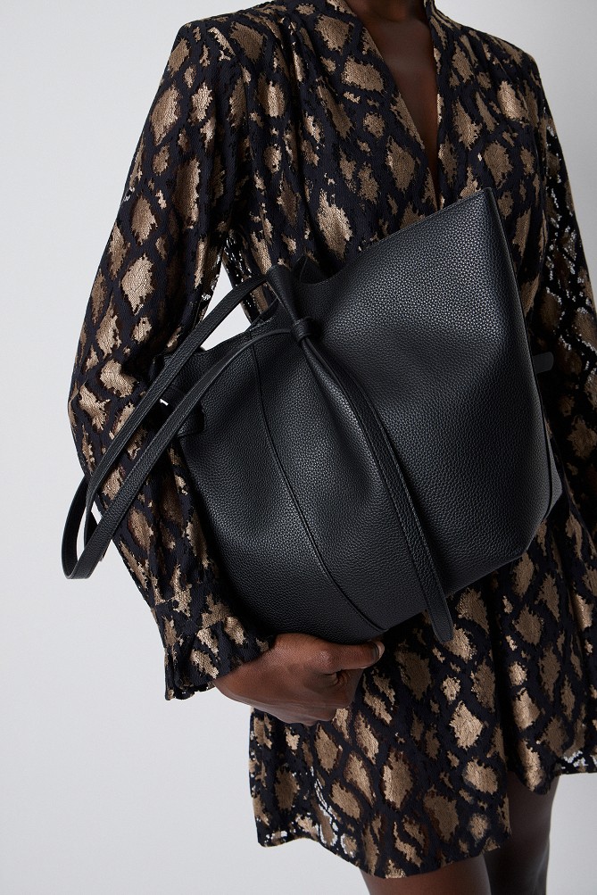 Shopper bag with pleats
