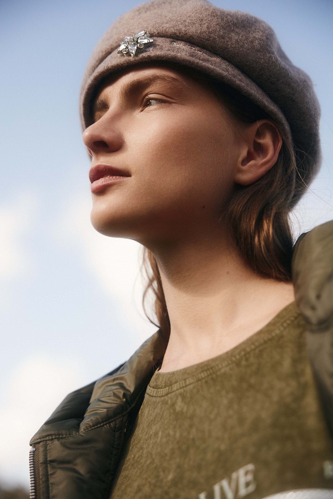 Beret with a jeweled detail