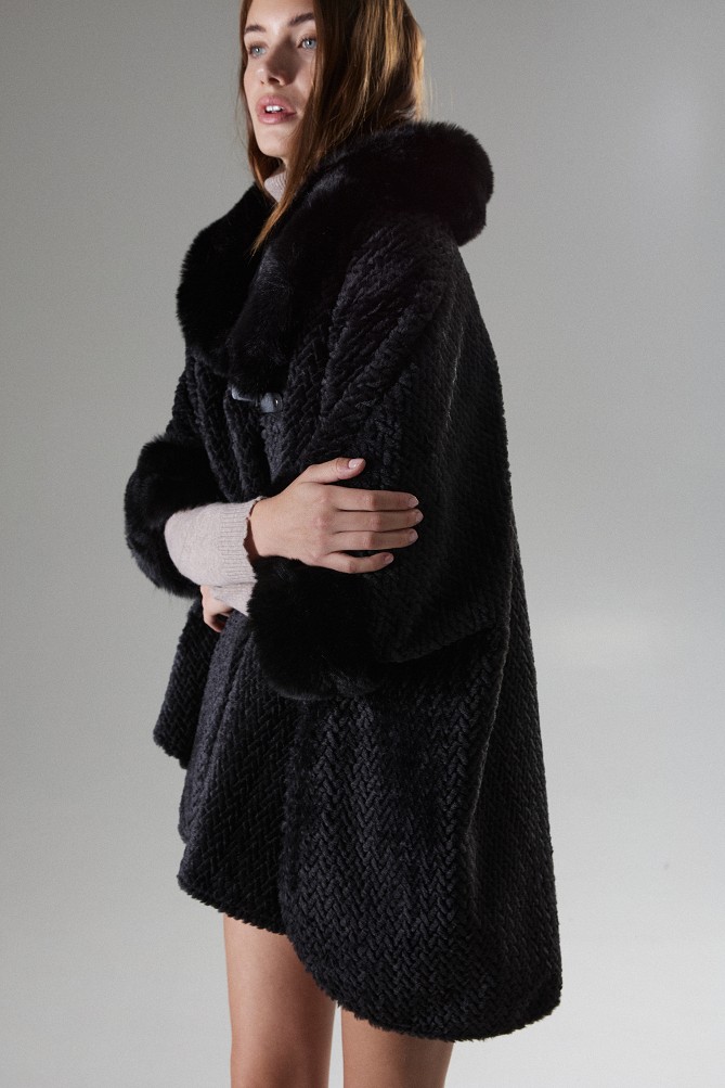 Suede cape with faux fur