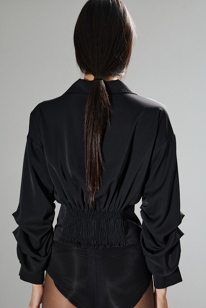 Cropped blouse with decorative buttons