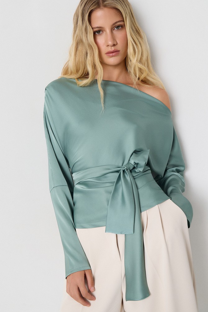Bluză cu umărul gol și aspect satinat
