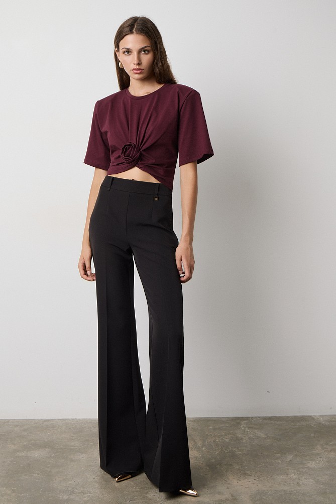 Cropped top with shoulder pads and appliqué flower